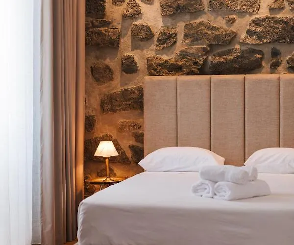 Stone House 招待所 蓬塔德尔加达