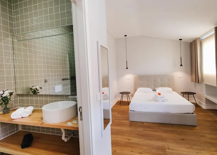 Stone House 4* 蓬塔德尔加达