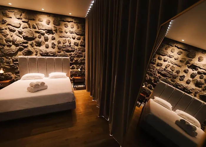 Stone House 4* 蓬塔德尔加达