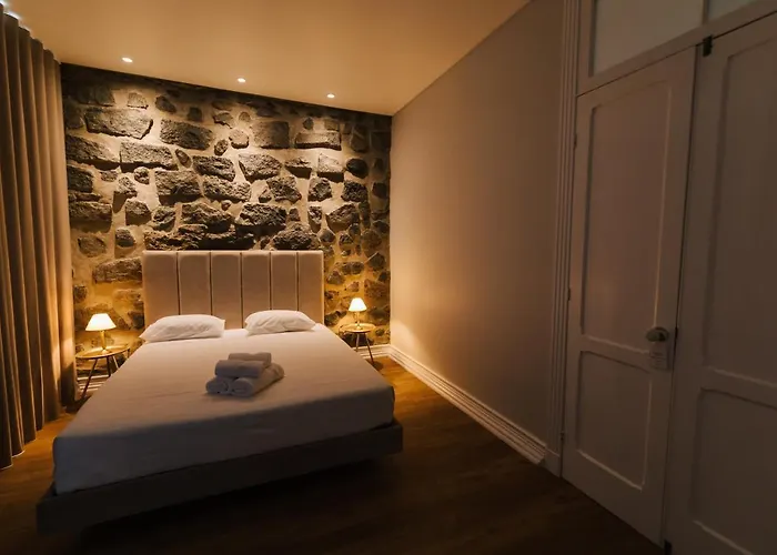 Stone House 招待所 蓬塔德尔加达