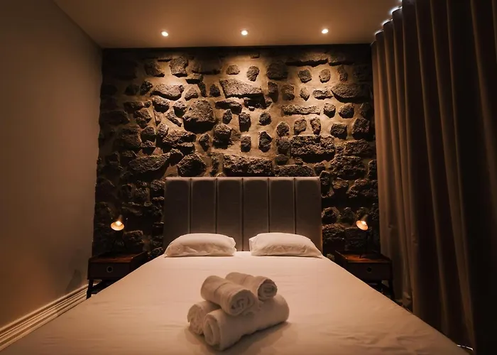 Stone House 招待所 蓬塔德尔加达