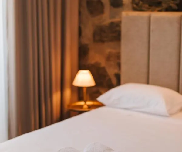 Stone House 招待所 蓬塔德尔加达