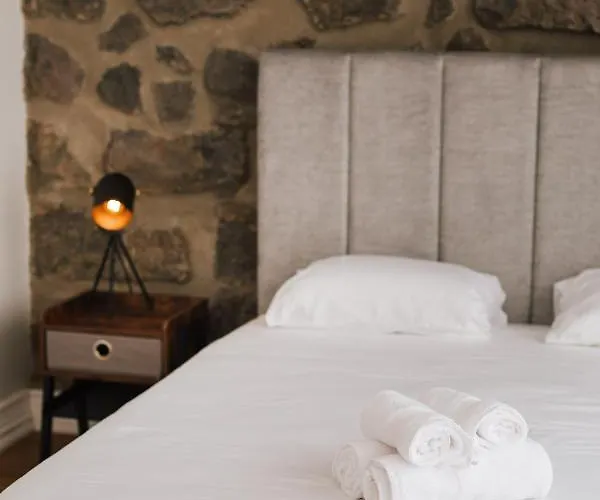 Stone House 4* 蓬塔德尔加达